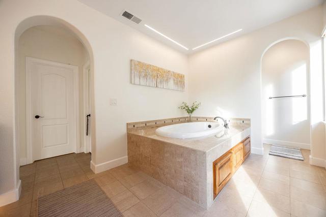2953 Pebble Beach Circle, Fairfield CA: https://media.crmls.org/mediaz/20dea8c0-ef66-4329-b26e-772b99523324.jpg