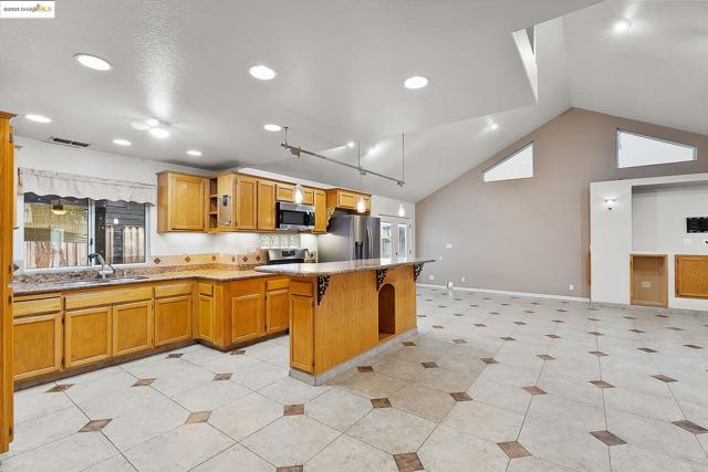 5130 Kegan Ln, Oakley CA: https://media.crmls.org/mediaz/20df05c4-e3ff-40e8-b0c8-242250e12c13.jpg