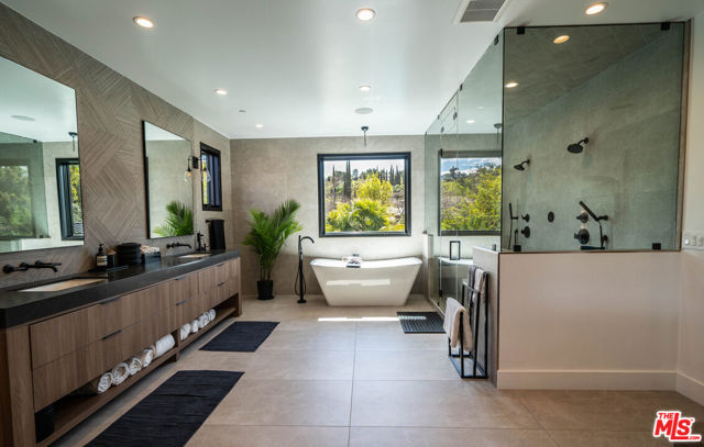 18938 Wells Drive, Tarzana CA: https://media.crmls.org/mediaz/20df1e15-90ab-42b8-866c-c5fb7cac165f.jpg