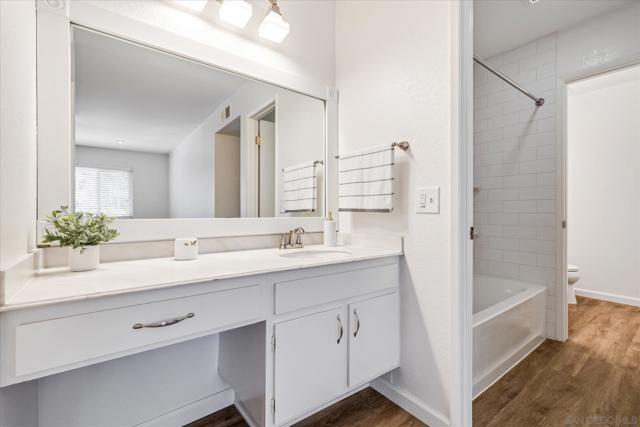 26258 Via Roble Ln,  CA: https://media.crmls.org/mediaz/20df35cf-6085-4495-87a0-bf2ddea5f9f8.jpg