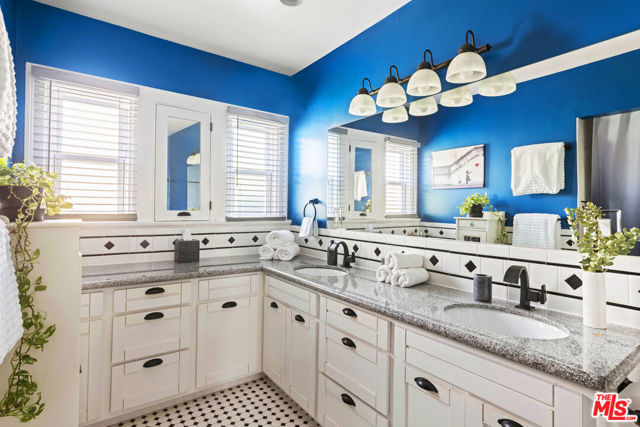 1569 S Orange Grove Avenue, Los Angeles CA: https://media.crmls.org/mediaz/20dfc236-2744-420f-be5f-8c591ab63f43.jpg