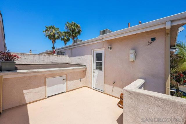 1427 Hornblend, San Diego CA: https://media.crmls.org/mediaz/20e019dd-28f3-472a-b6d9-e597ea8083e0.jpg