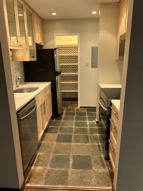 940 Peninsula Avenue, San Mateo CA: https://media.crmls.org/mediaz/20e09e04-6af0-40ab-b9d5-6e7e1afaf021.jpg