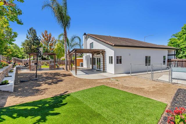 2191 Spruce Drive, Hollister CA: https://media.crmls.org/mediaz/20e0b21e-8c7f-4036-a9e5-0d629aab223d.jpg