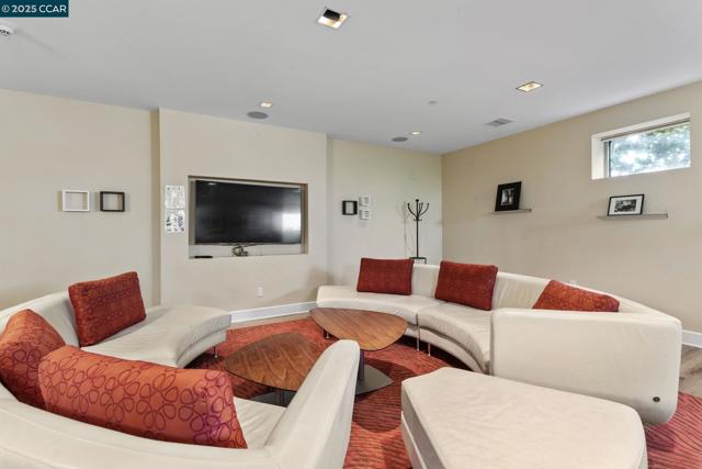 555 Ygnacio Valley Rd, Walnut Creek CA: https://media.crmls.org/mediaz/20e0cbaf-d739-4eba-b9df-c4a57b81ce43.jpg