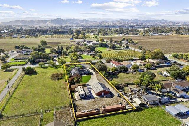 11840 Foothill Avenue, Gilroy CA: https://media.crmls.org/mediaz/20e22c2b-5a88-48f5-8210-7b392a743d3e.jpg