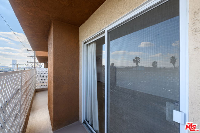 340 N Hayworth Avenue, Los Angeles CA: https://media.crmls.org/mediaz/20e2865e-bbe0-42cc-9ec5-4c970df48d3c.jpg