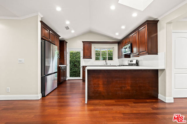 427 W Manchester Avenue, Playa del Rey CA: https://media.crmls.org/mediaz/20e29f19-1aef-420c-843f-7741f4de55ab.jpg