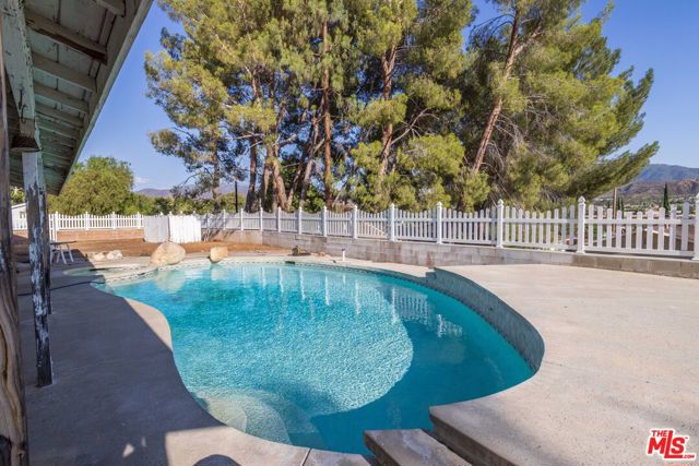 27933 Magic Mountain Lane, Canyon Country CA: https://media.crmls.org/mediaz/20e2a707-fb5a-4c72-afce-b6d5043ec5dd.jpg
