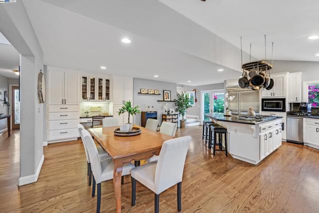 7872 Meadowbrook Ct, Pleasanton CA: https://media.crmls.org/mediaz/20e35200-6063-4dbc-9894-f97f47e646fa.jpg