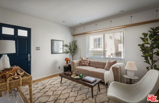 122 Thornton Place, Venice CA: https://media.crmls.org/mediaz/20e3ac04-af35-496e-8fe3-b429f9519afb.jpg