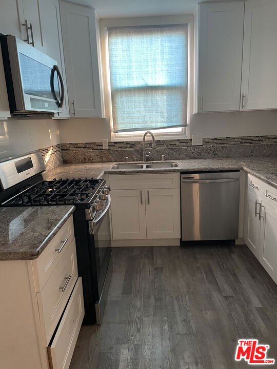 1904 W 37th Place, Los Angeles CA: https://media.crmls.org/mediaz/20e3bf82-63f5-44af-a7e3-9a5a34e82f20.jpg