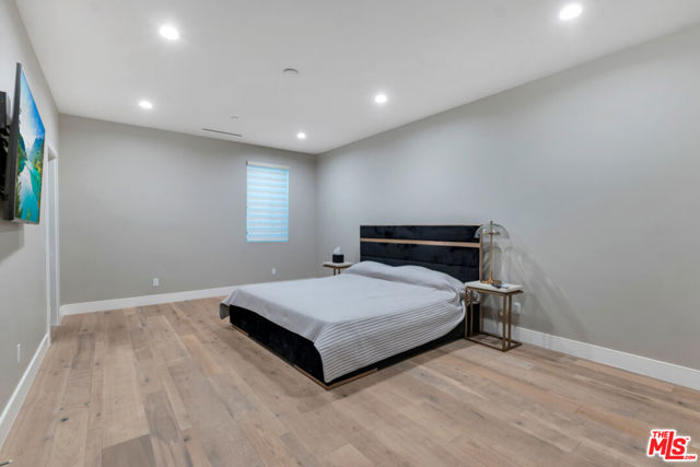 25423 Malibu Road, Malibu CA: https://media.crmls.org/mediaz/20e42eae-f933-4257-b437-c772e25209f7.jpg