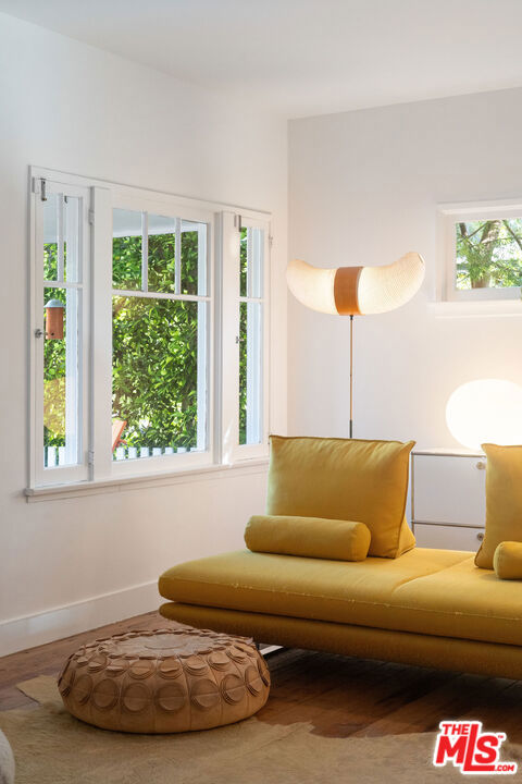 729 Superba Avenue, Venice CA: https://media.crmls.org/mediaz/20e47300-3f89-4d15-b054-22d6cfef233a.jpg