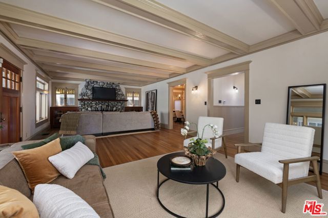 21 Park Avenue, Venice CA: https://media.crmls.org/mediaz/20e4c4e6-6ee2-418d-834f-46d2cc4c9822.jpg