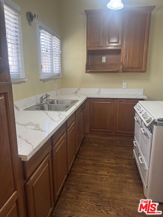 4116 Garthwaite Avenue, Los Angeles CA: https://media.crmls.org/mediaz/20e4cc50-3789-46ba-9936-a85c22d0214c.jpg