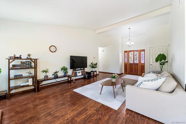 2708 MEDFORD CT, Carlsbad CA: https://media.crmls.org/mediaz/20e50d9f-cec4-4afc-8b75-c44e79da46cf.jpg