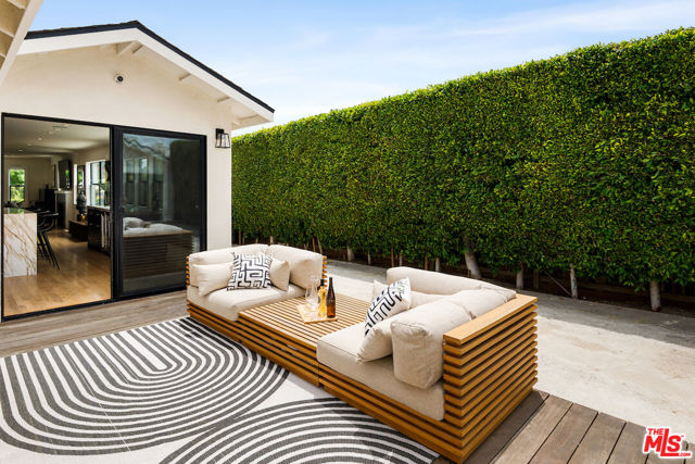 5319 West Boulevard, Los Angeles CA: https://media.crmls.org/mediaz/20e65cc2-dba9-4c25-a567-687ea8cdcc19.jpg