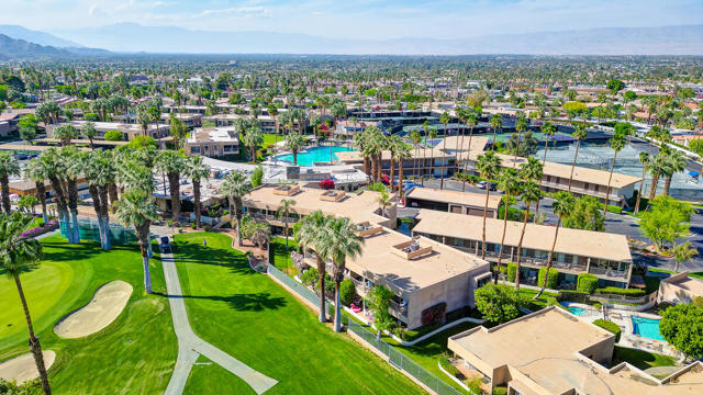 73879 Club Circle Dr, Palm Desert CA: https://media.crmls.org/mediaz/20e6bd5d-5af9-4e51-88e3-32bdcf87d17e.jpg