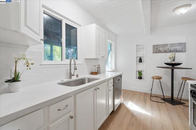 2082 Overhill Rd, Concord CA: https://media.crmls.org/mediaz/20e751f5-65cb-420a-8243-f40866f60f51.jpg