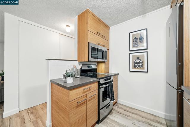 325 Lenox Ave, Oakland CA: https://media.crmls.org/mediaz/20e855d9-ec32-487f-8fda-262ff207c263.jpg