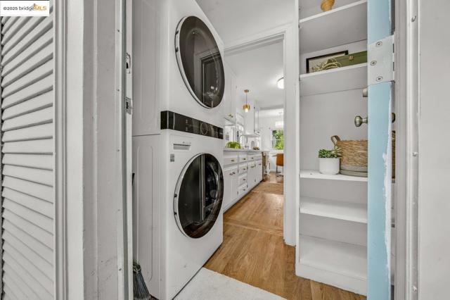 5925 Outlook Ave, Oakland CA: https://media.crmls.org/mediaz/20e8e1f2-1d78-430c-b784-2cc6f88a6927.jpg