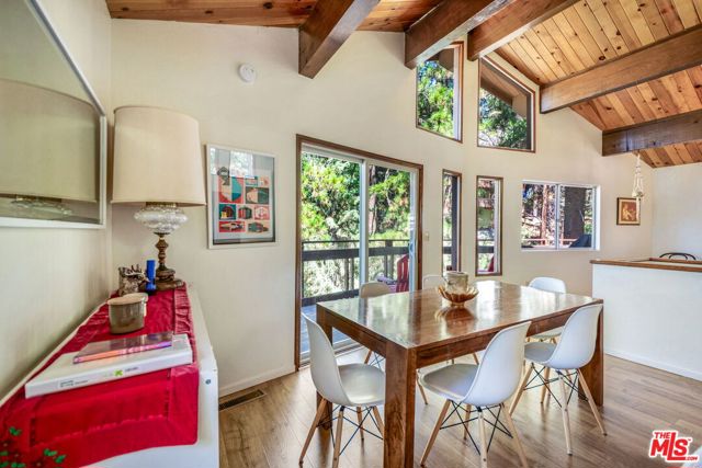 2378 Rim Of The World Drive, Running Springs CA: https://media.crmls.org/mediaz/20e90730-59d2-424a-822f-4b3e5fa8b935.jpg