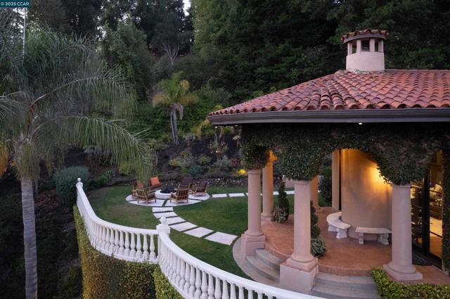 42 Tappan Ln, Orinda CA: https://media.crmls.org/mediaz/20e9172a-57f5-4c1a-8125-fd63ff0aa264.jpg