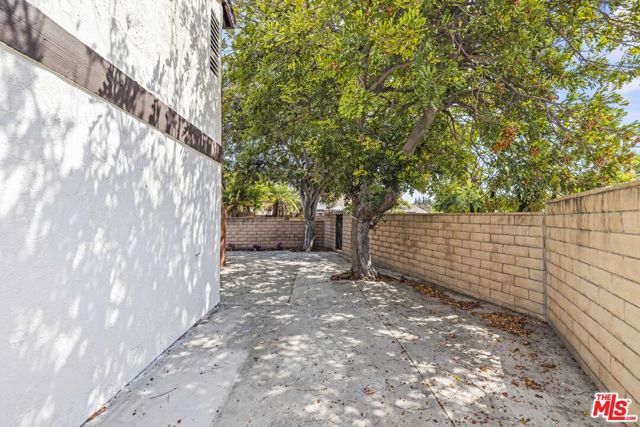 13 Pepper Court, Inglewood CA: https://media.crmls.org/mediaz/20e93ea3-92b4-4c9b-9958-64cfe96dde5f.jpg