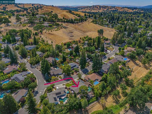 34 Willowview Ct, Danville CA: https://media.crmls.org/mediaz/20e9e96e-409d-4f60-8873-3bd7ffd5bb72.jpg