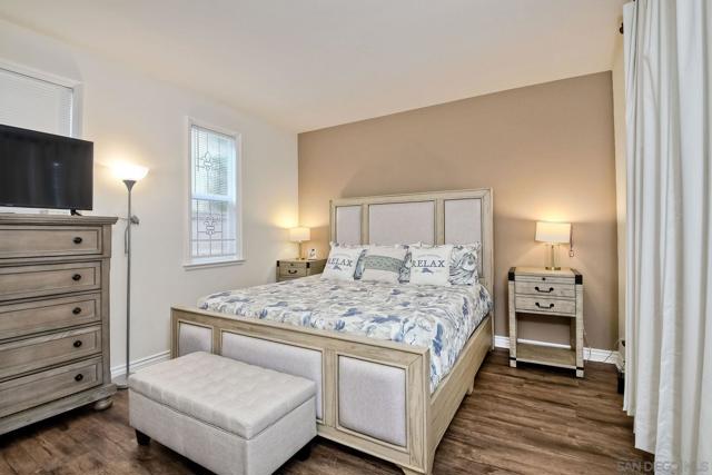 993 Hawthorne Creek Dr, Chula Vista CA: https://media.crmls.org/mediaz/20ea22f6-eb5e-47e8-8c09-636586309fbf.jpg