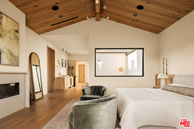 11556 Blix Street, Valley Village CA: https://media.crmls.org/mediaz/20ea2583-4fd2-40ac-90e4-7c3c1c19fba1.jpg