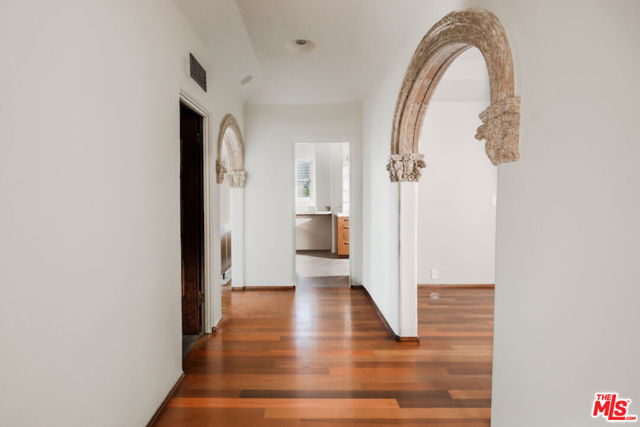 1302 Sweetzer Avenue, West Hollywood CA: https://media.crmls.org/mediaz/20ea268c-e6da-4b6e-b9c9-68d9fe85dc5d.jpg