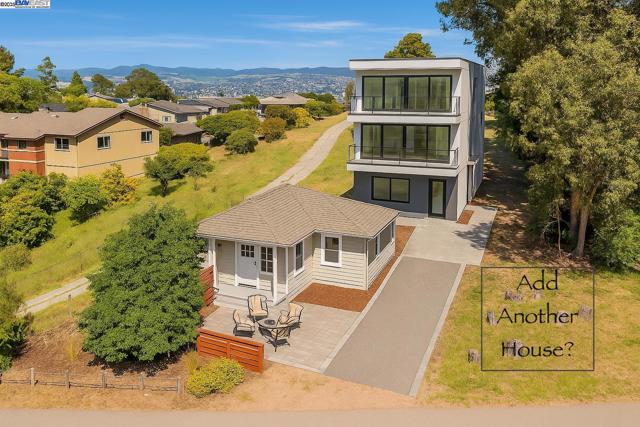 19975 JOHN DR, Castro Valley CA: https://media.crmls.org/mediaz/20ea96a7-e4cf-44ce-8403-8e5341f957f4.jpg