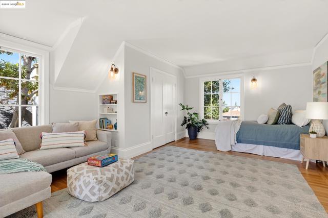 1145 Mandana Blvd, Oakland CA: https://media.crmls.org/mediaz/20eac3e9-613f-4845-87bc-a62a735a9eb9.jpg