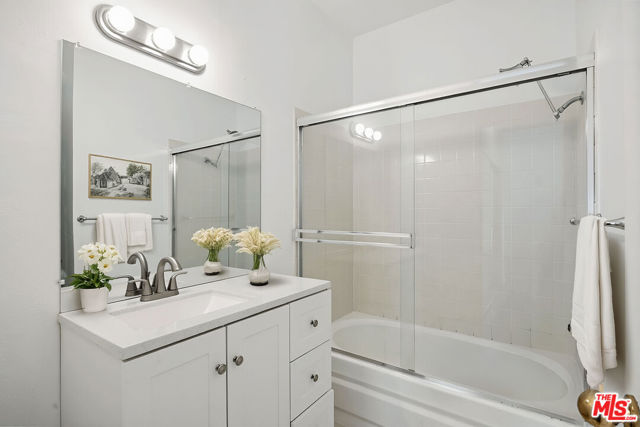 1440 Veteran Avenue, Los Angeles CA: https://media.crmls.org/mediaz/20ec3f79-ec8e-4af9-8a26-1541ee878538.jpg