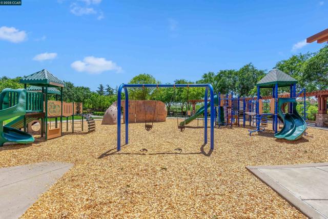 2073 Watermill Rd, San Ramon CA: https://media.crmls.org/mediaz/20ed61c3-efe3-406a-a011-4f46dd00fa04.jpg