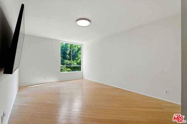 429 N Oakhurst Drive, Beverly Hills CA: https://media.crmls.org/mediaz/20efddb2-6b77-4ca6-a5fc-bbf3409148e6.jpg