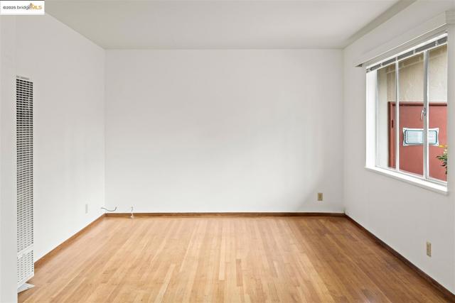 3802 Shafter Ave, Oakland CA: https://media.crmls.org/mediaz/20f01bda-70d7-4545-8c0c-2788788b8b35.jpg