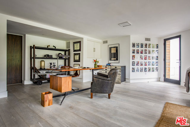 9852 San Circle, Beverly Hills CA: https://media.crmls.org/mediaz/20f24666-352e-4542-843b-0919dc3ebd22.jpg