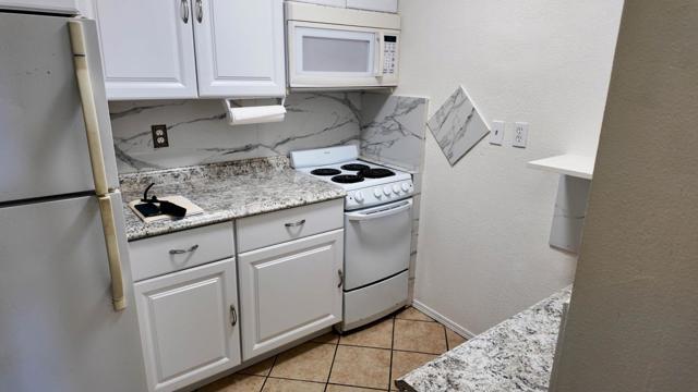 202 California Avenue, Modesto CA: https://media.crmls.org/mediaz/20f25e41-360d-4e27-8f37-3553775fe029.jpg
