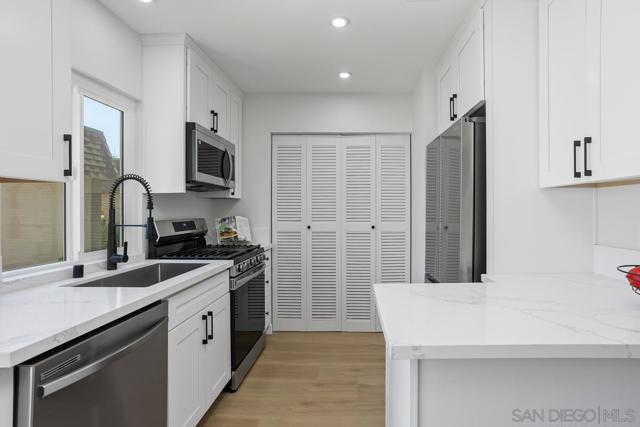 268 Festival Dr, Oceanside CA: https://media.crmls.org/mediaz/20f277cc-84be-4a30-8ee0-7e3fdc0bf700.jpg
