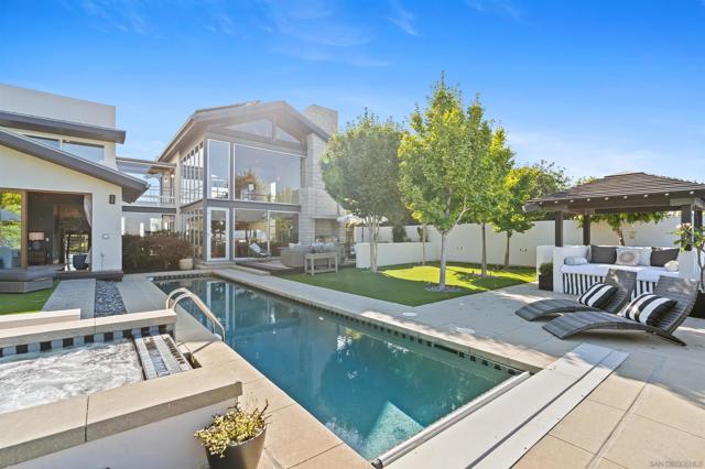 5259 Pacifica Dr, San Diego CA: https://media.crmls.org/mediaz/20f2829c-d3dc-474c-b50c-67e4af6e51aa.jpg