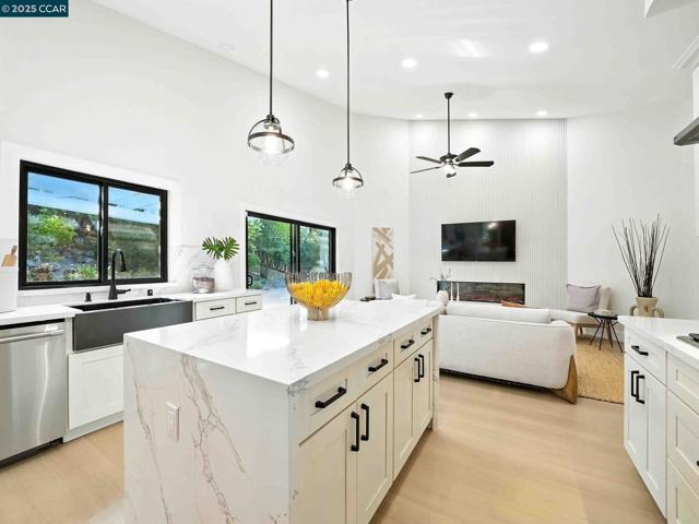 1542 Hillgrade Ave, Alamo CA: https://media.crmls.org/mediaz/20f28f7d-e3f5-46df-a080-5d60144f90de.jpg