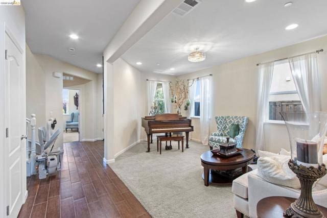 2469 Talaria Dr, Oakley CA: https://media.crmls.org/mediaz/20f2a5ab-5642-41df-b5f5-4b5ec1bd1119.jpg