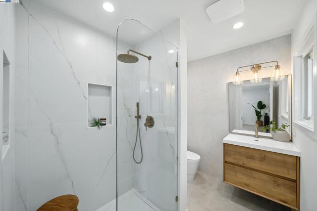 4253 Mirador Dr, Pleasanton CA: https://media.crmls.org/mediaz/20f313a4-625a-45c7-8d56-fd82693f0286.jpg