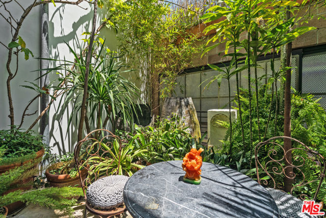 1130 5th Avenue, Venice CA: https://media.crmls.org/mediaz/20f35c31-dc9c-4050-be6b-5426dec93bb7.jpg