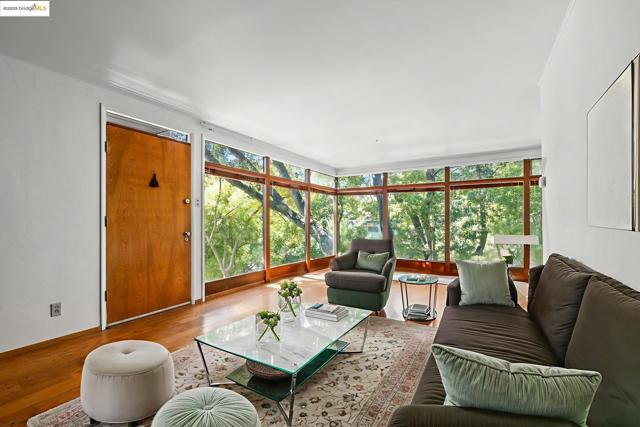 1730 Highland Pl, Berkeley CA: https://media.crmls.org/mediaz/20f3663e-ae6c-458e-a971-2c80b6a8ebae.jpg