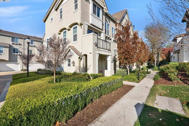 2890 Kew Ave, Livermore CA: https://media.crmls.org/mediaz/20f40086-11a7-4c37-9e33-203f0c359f8a.jpg