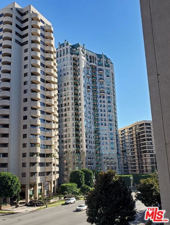 10535 Wilshire Boulevard, Los Angeles CA: https://media.crmls.org/mediaz/20f4c439-cd91-4b45-8d25-c5a2836216fb.jpg